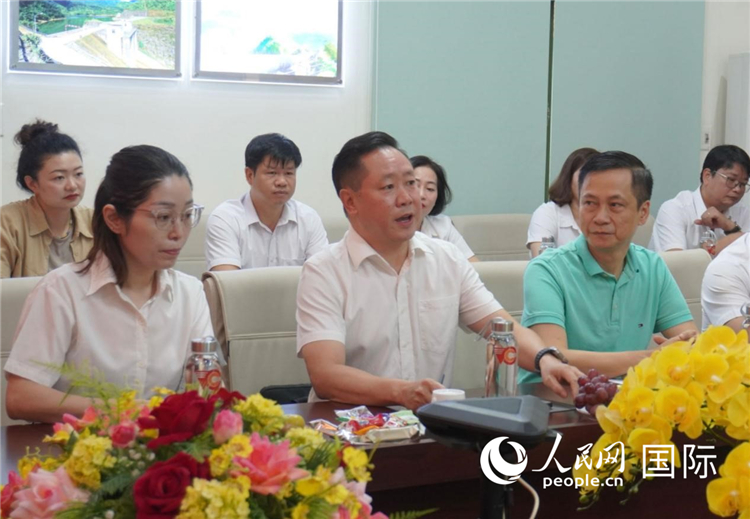 越中電力公司董事長李志雄（前排左二）介紹越南電力情況。葛沙莎攝