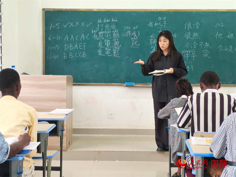 中國(guó)老師在給學(xué)生們講課。人民網(wǎng)記者 黃培昭攝
