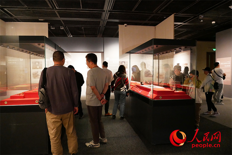 “五一”假期，游客在首都博物館參觀展覽。人民網(wǎng)記者 韋衍行攝