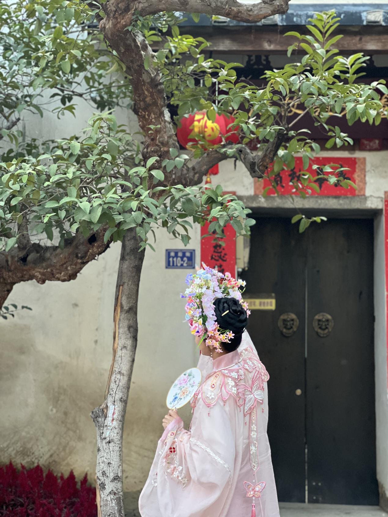 福建泉州，頭戴簪花的游客正拍照留念。人民網(wǎng) 歐陽(yáng)易佳攝