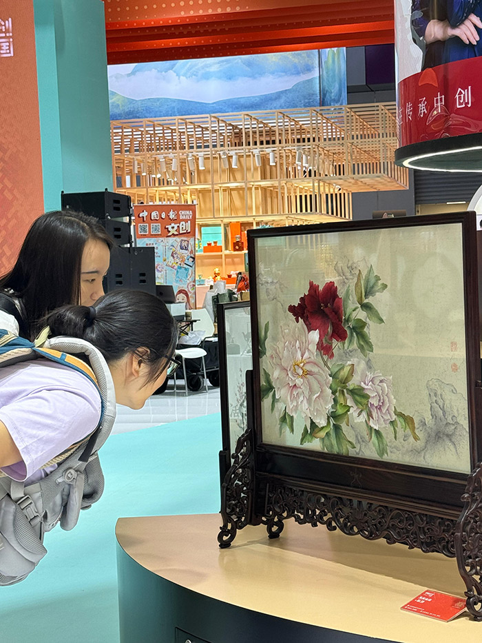 “文創(chuàng)中國”專題展區(qū)。參展觀眾供圖