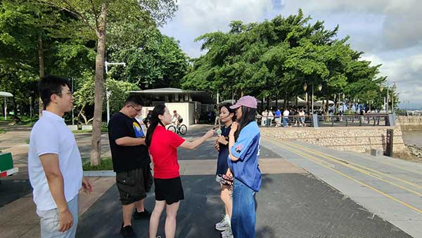 人民網(wǎng)記者采訪紅樹林公園游客。人民網(wǎng)記者 李彤?dāng)z