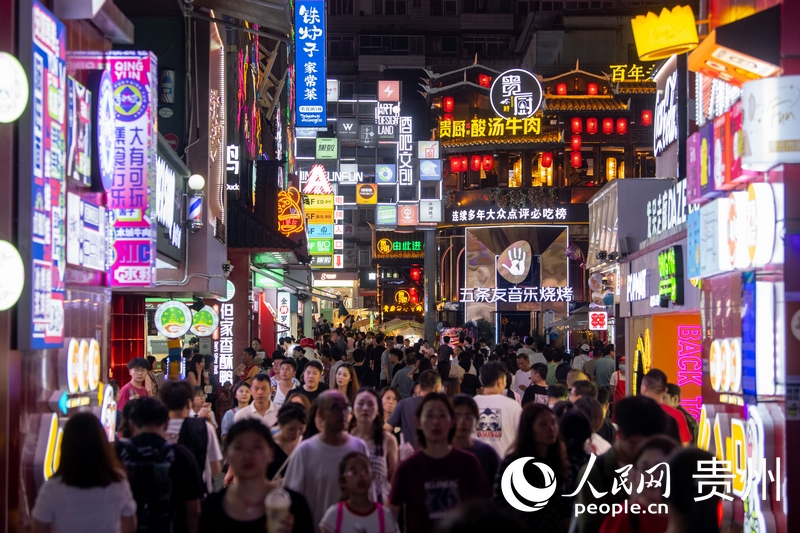 6月21日，貴陽，青云市集內游人如織。人民網記者 翁奇羽攝