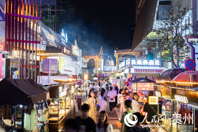 6月21日，夜幕下人頭攢動的貴陽市太平路街區(qū)。人民網記者 涂敏攝