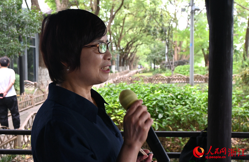 面向運河，任國萍放聲歌唱。人民網(wǎng)記者 張麗瑋