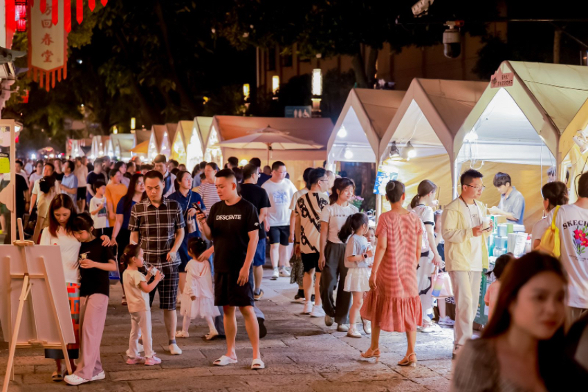 本屆中國大運河廟會吸引不少市民游客前來參觀游玩。拱墅區(qū)委宣傳部供圖