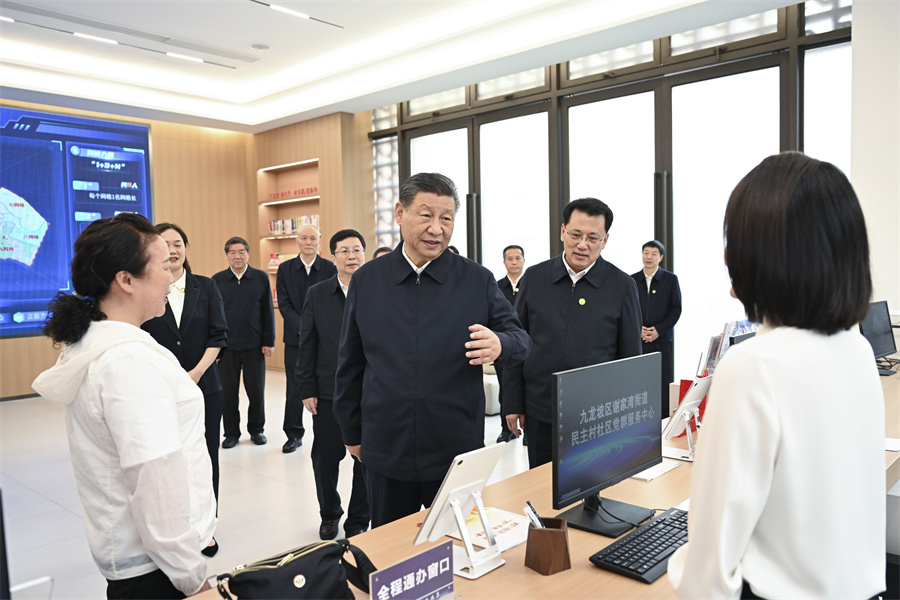 2024年4月22日至24日，中共中央總書記、國家主席、中央軍委主席習(xí)近平在重慶考察。這是22日下午，習(xí)近平在九龍坡區(qū)謝家灣街道民主村社區(qū)考察。新華社記者 謝環(huán)馳 攝