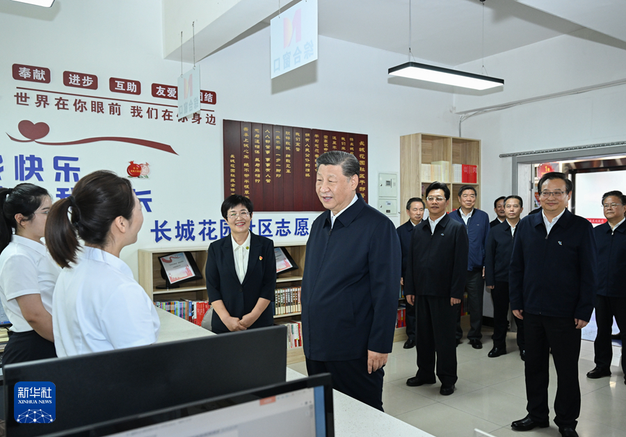 2024年6月19日下午，習(xí)近平在寧夏銀川市金鳳區(qū)長(zhǎng)城花園社區(qū)黨群服務(wù)中心便民服務(wù)廳了解社區(qū)開(kāi)展便民惠民服務(wù)等情況。新華社記者 謝環(huán)馳 攝