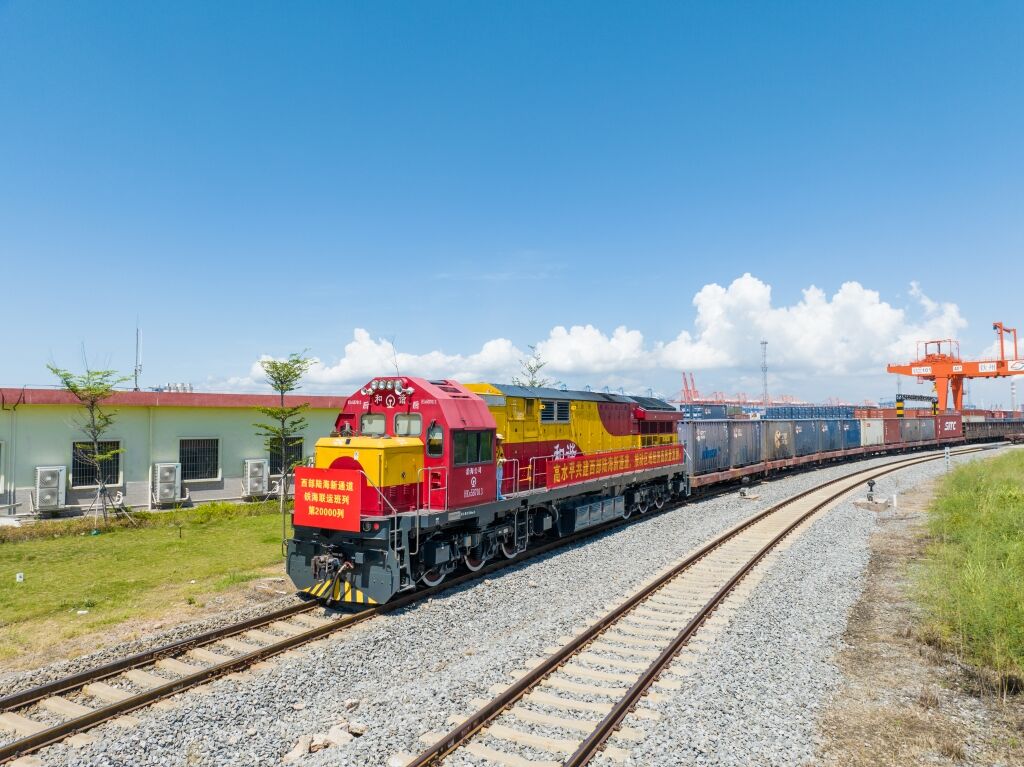 01 陸海新通道第20000列班車(chē)。陸海新通道運(yùn)營(yíng)公司供圖