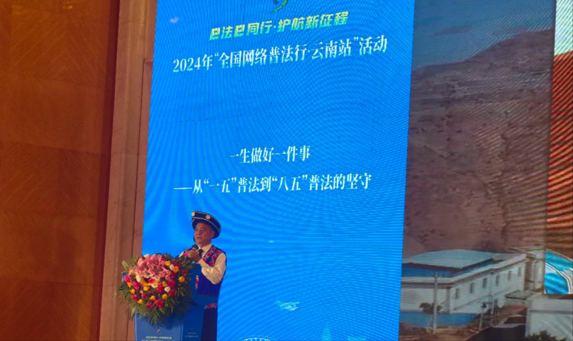 李學(xué)平分享普法的故事。人民網(wǎng)記者 孝金波攝