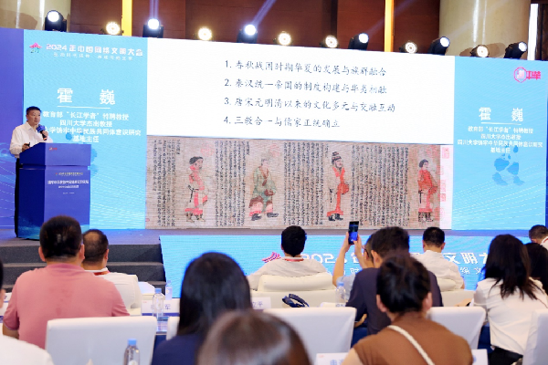 講好中華民族共同體故事，讓網(wǎng)絡(luò)“連心”更“聚心”