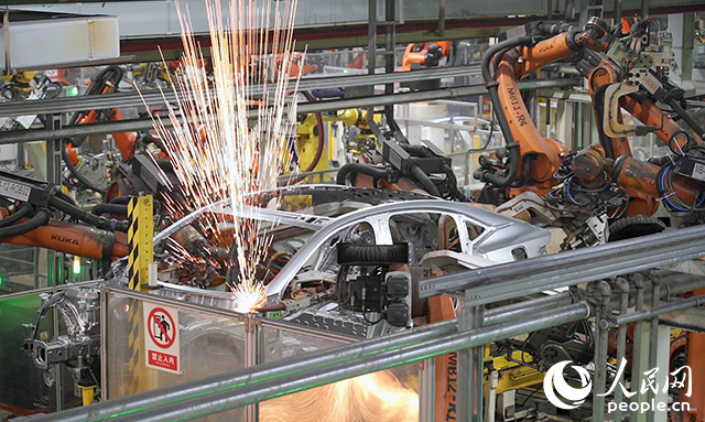 長(zhǎng)安汽車兩江工廠，機(jī)械臂正在工作。人民網(wǎng)記者 劉祎攝