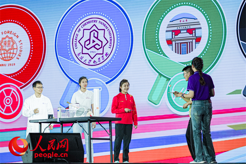 陳夢(mèng)與南開學(xué)子互動(dòng)。人民網(wǎng)記者 于凱攝