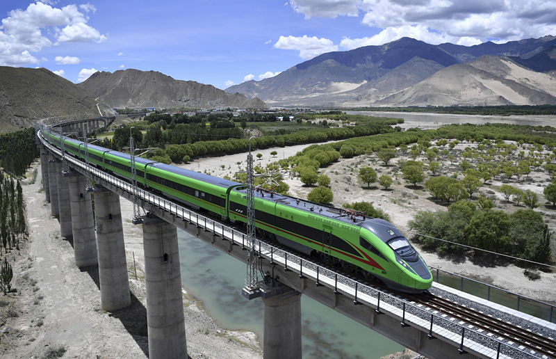 2022年6月22日，復興號列車行駛在西藏山南境內。