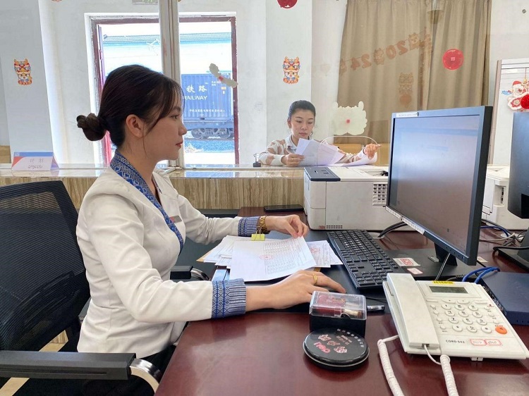 春節(jié)期間，中老鐵路員工堅(jiān)守崗位，保障鐵路運(yùn)行安全、暢通。李加勇攝