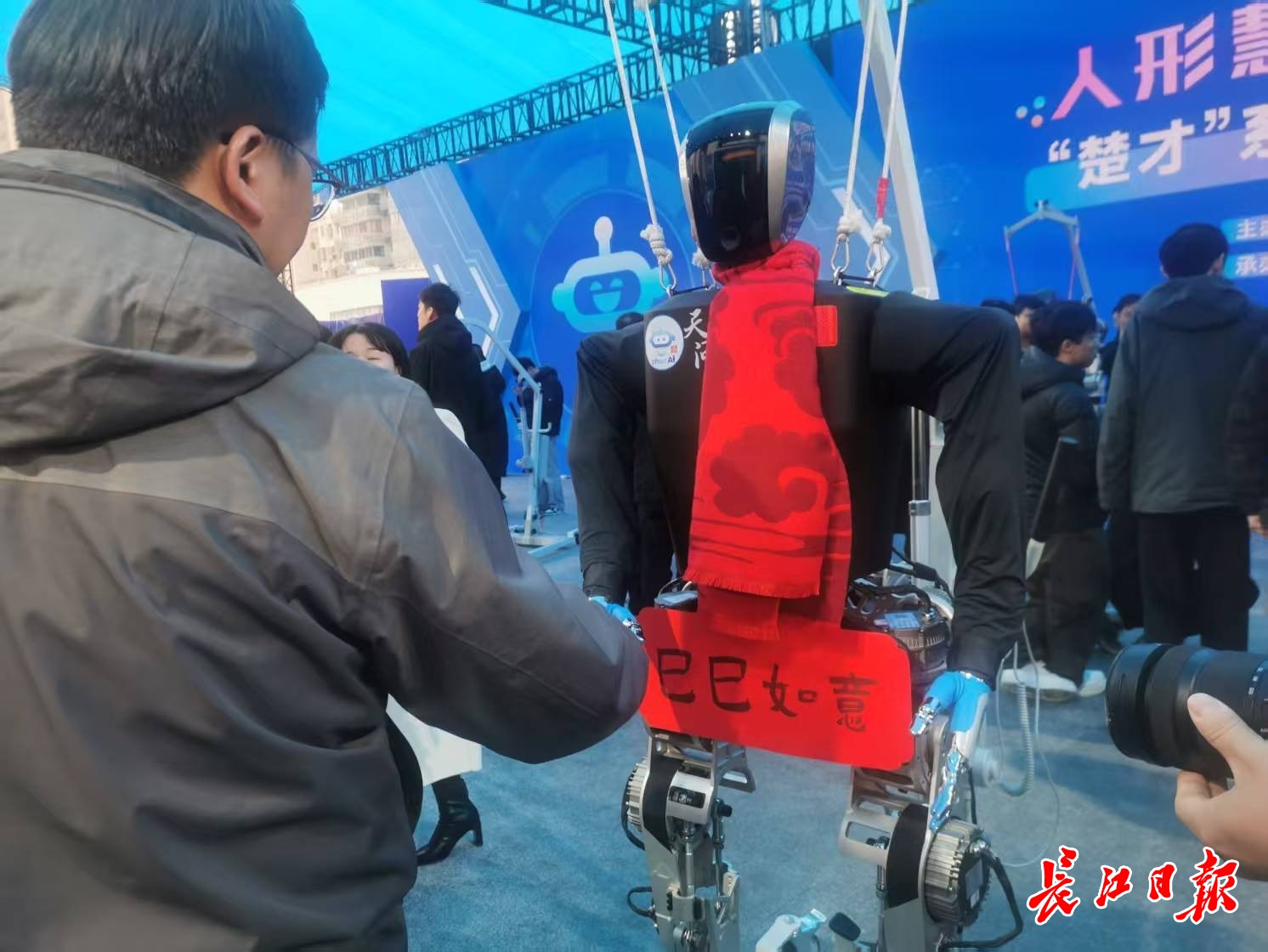 “天問”人形機(jī)器人和參觀市民握手，互致新年快樂。 長(zhǎng)江日?qǐng)?bào)記者陳永權(quán) 攝