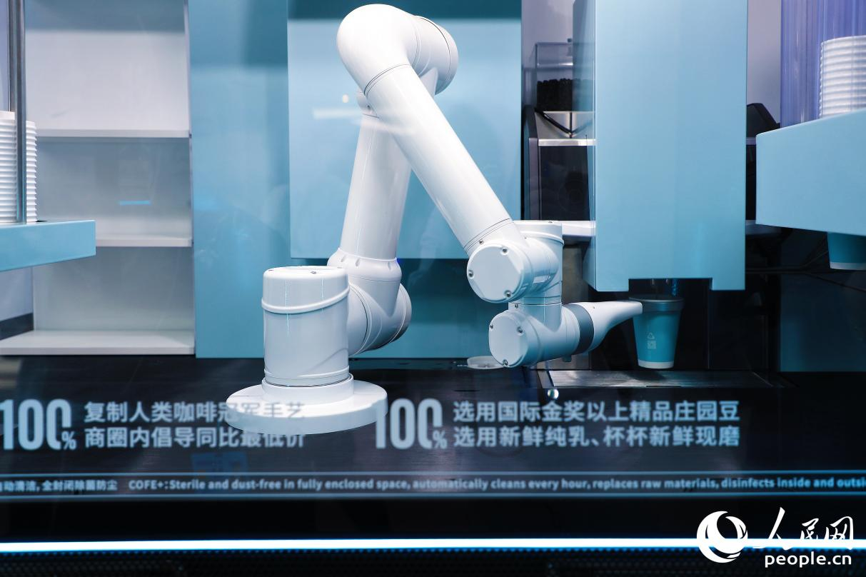 機(jī)器人現(xiàn)磨咖啡。人民網(wǎng) 李唯一攝
