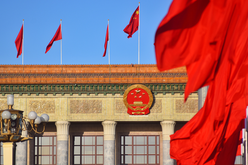 2024年3月8日，北京上空現(xiàn)“兩會(huì)藍(lán)”，人民大會(huì)堂前紅旗飄揚(yáng)。