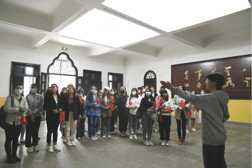 2021年5月20日，在喜迎中國共產(chǎn)黨建黨100周年之際，我校開展了少數(shù)民族學生“學黨史、感恩黨、跟黨走”紅色研學活動。