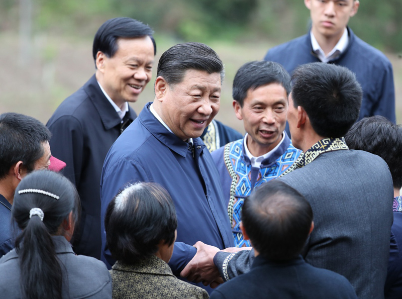 2019年4月15日至17日，中共中央總書記、國(guó)家主席、中央軍委主席習(xí)近平在重慶考察，并主持召開解決“兩不愁三保障”突出問題座談會(huì)。這是4月15日下午，習(xí)近平在石柱土家族自治縣中益鄉(xiāng)華溪村同村民親切交流。新華社記者 丁海濤 攝