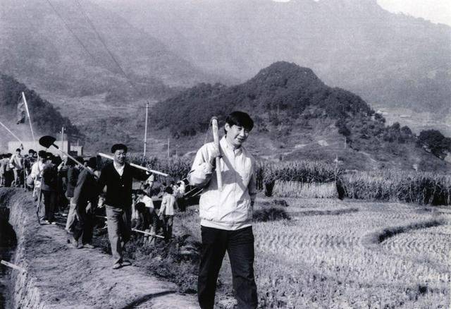 1989年12月2日，時(shí)任中共寧德地委書(shū)記的習(xí)近平帶領(lǐng)地直機(jī)關(guān)千余名干部到寧德縣南漈水利工地參加清溝排障修整水渠勞動(dòng)。新華社發(fā)