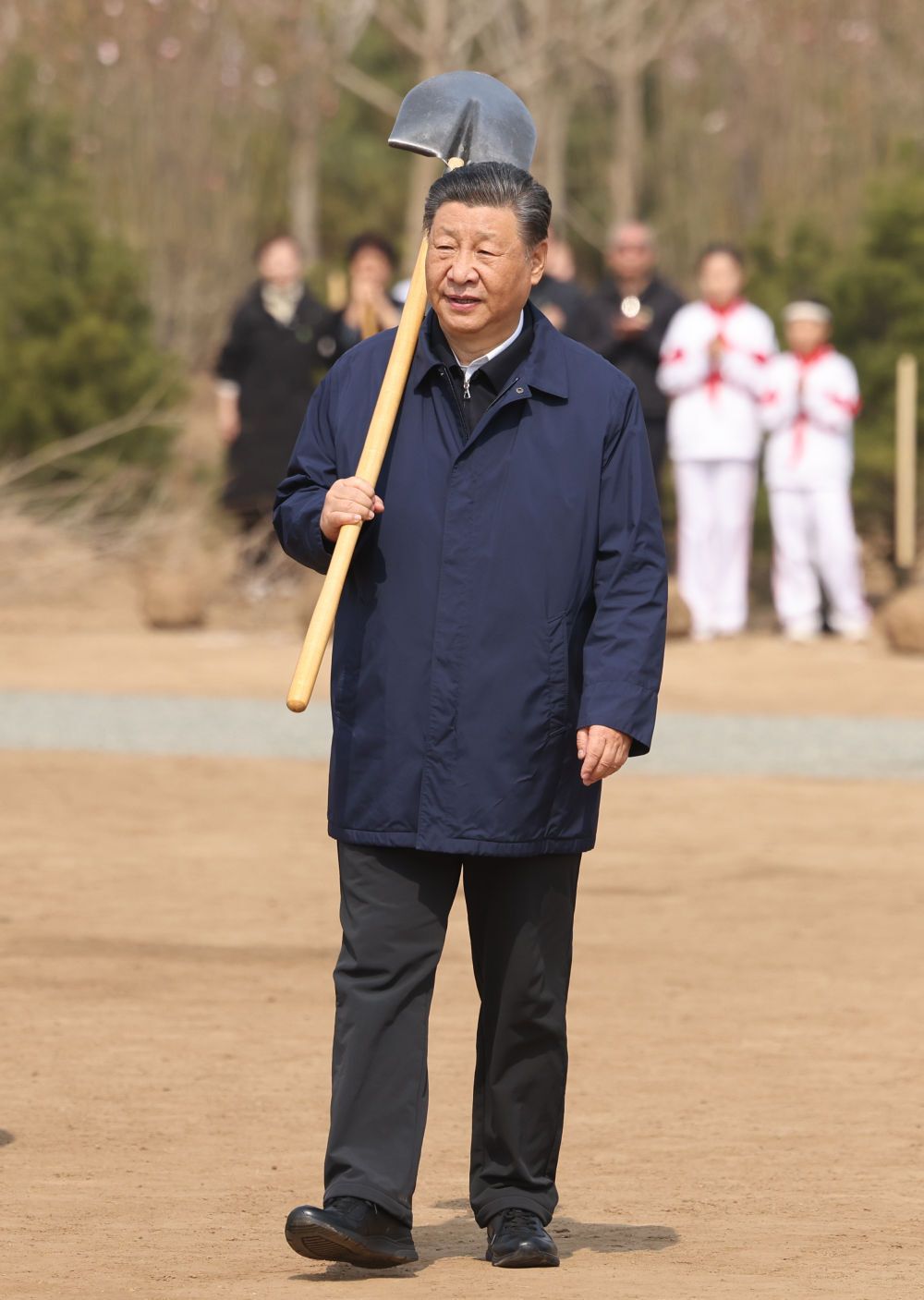 2024年4月3日，黨和國(guó)家領(lǐng)導(dǎo)人習(xí)近平、李強(qiáng)、趙樂(lè)際、王滬寧、蔡奇、丁薛祥、李希、韓正等來(lái)到北京市通州區(qū)潞城鎮(zhèn)參加首都義務(wù)植樹(shù)活動(dòng)。這是習(xí)近平扛起鐵鍬走向植樹(shù)地點(diǎn)。新華社記者 龐興雷 攝