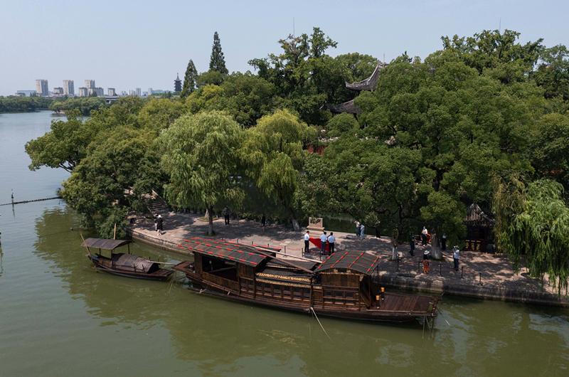 2022年7月27日，南湖紅船?？吭谡憬〖闻d市南湖旅游區(qū)的湖心島旁。