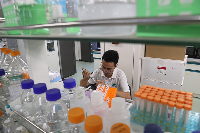 在三亞崖州灣科技城，一名青年科技工作者正在進(jìn)行科研工作。