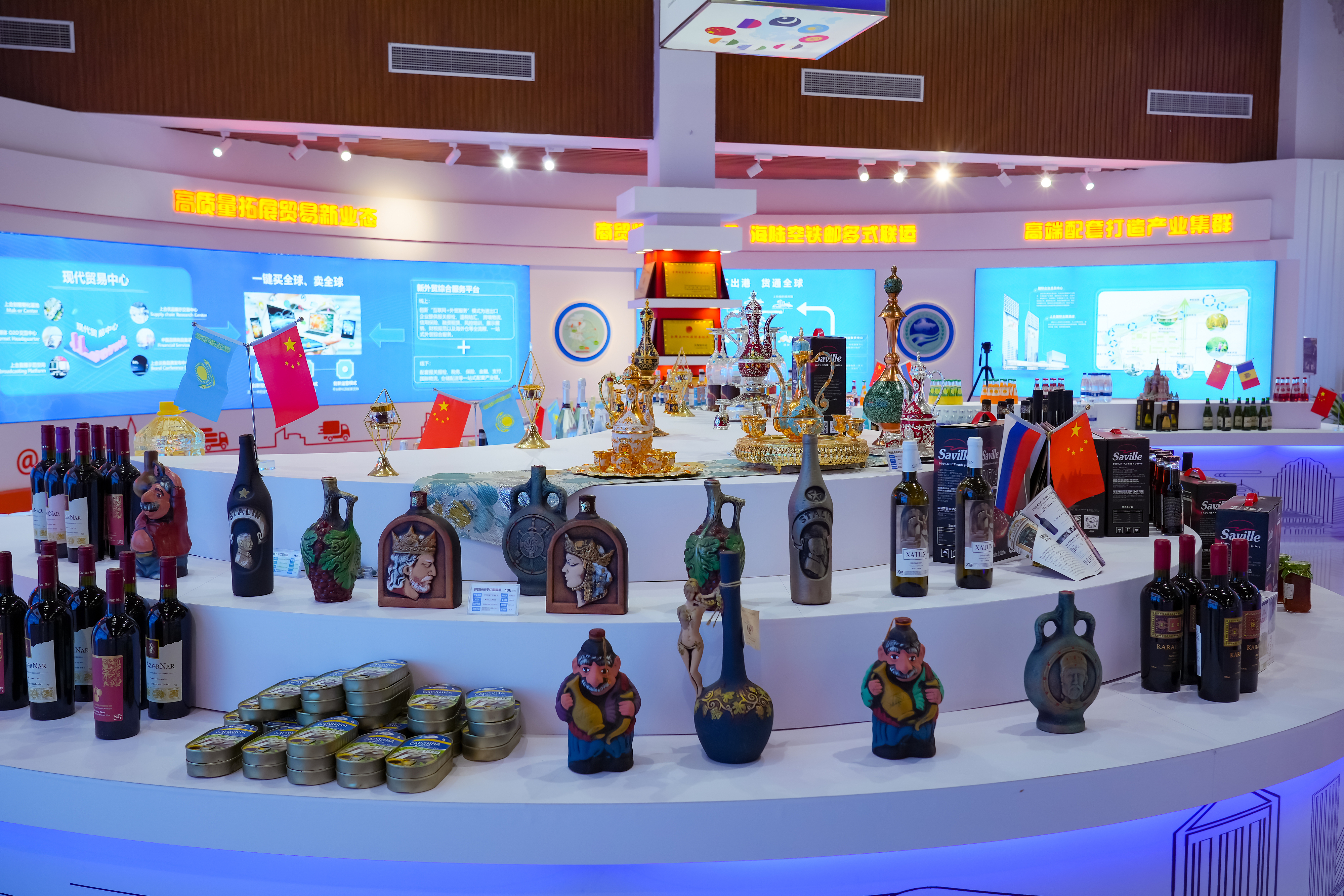 2022年10月19日，青島，上合示范區(qū)展出的上合國家特色商品。