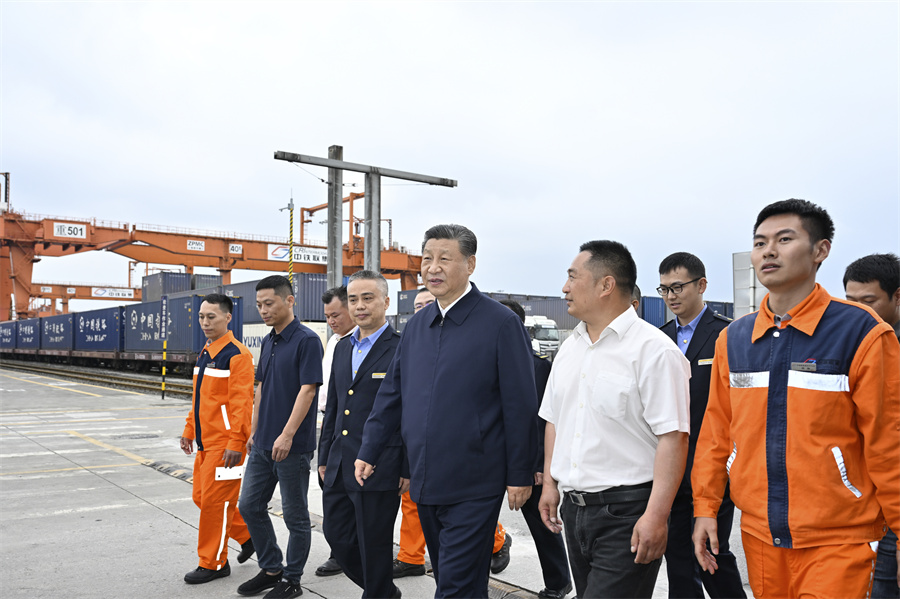 2024年4月22日至24日，中共中央總書記、國家主席、中央軍委主席習近平在重慶考察。這是22日下午，習近平在重慶國際物流樞紐園區(qū)重慶鐵路集裝箱中心站，同貨車司機、列車司機、裝卸工人、場站管理人員等親切交流。新華社記者 岳月偉 攝