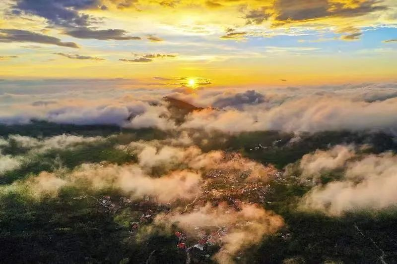 圖為云霧繚繞的軍營村，群山盡翠，紅瓦掩映。廈門市委宣傳部供圖