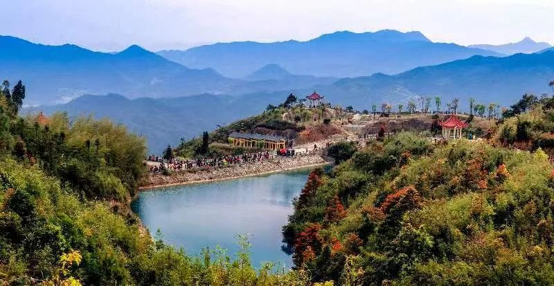 圖為游客們到軍營村七彩池欣賞美景。廈門市委宣傳部供圖