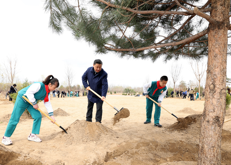 2022年3月，習近平總書記來到北京市大興區(qū)黃村鎮(zhèn)參加首都義務植樹活動，同大家一起植樹。新華社記者 黃敬文 攝