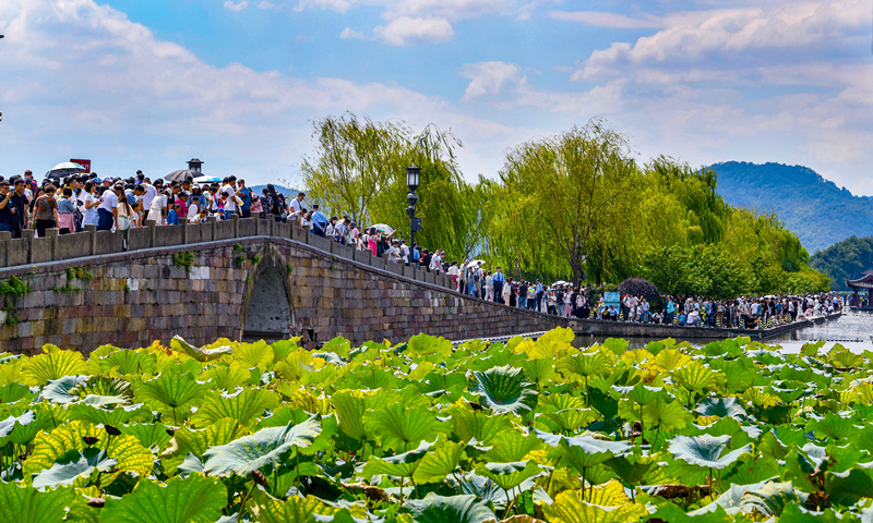 2024年10月4日，杭州西湖景區(qū)迎來國慶假期旅游高峰。