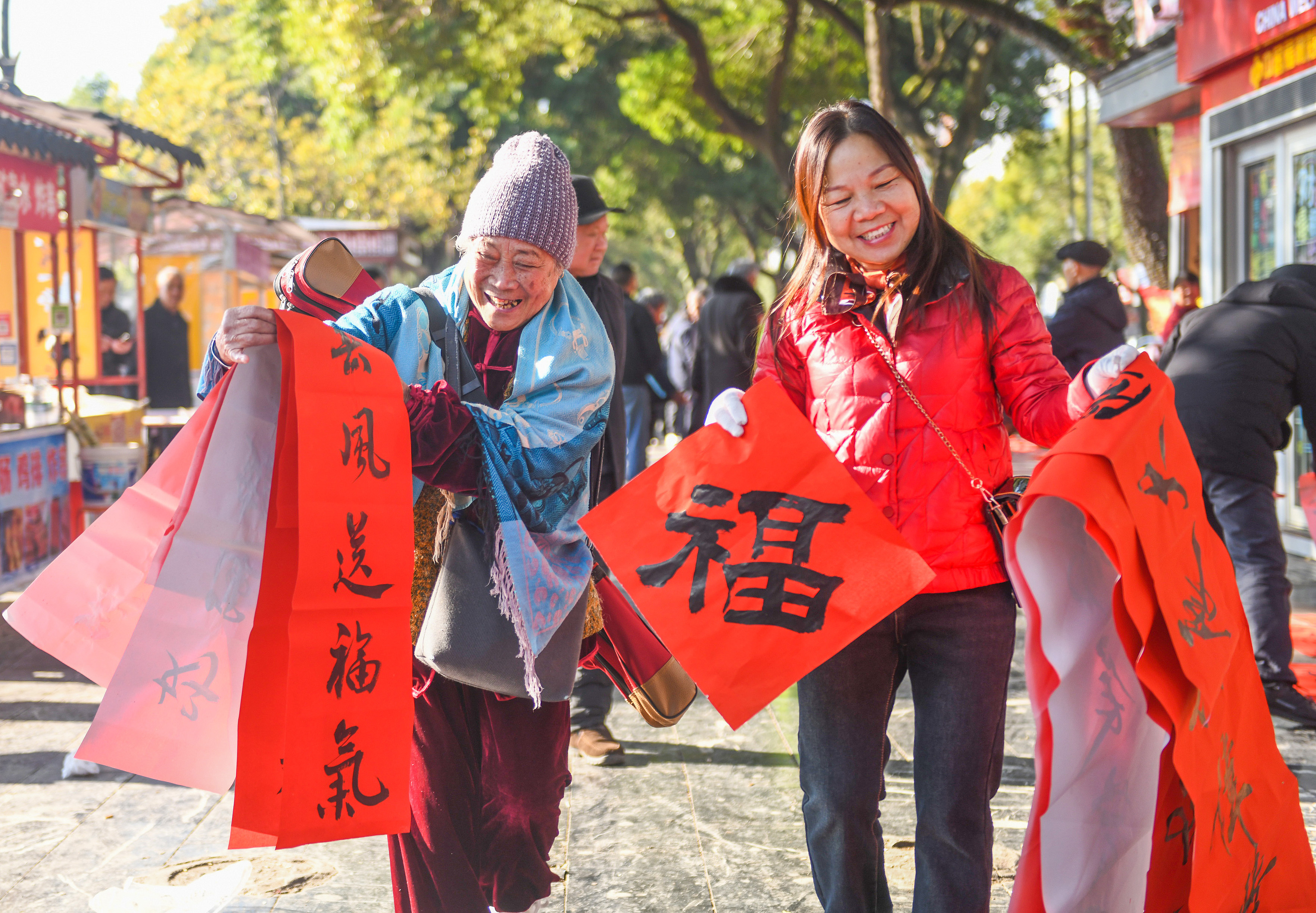 2025年1月13日，在湖南省永州市道縣西洲公園義工崗?fù)?，市民們領(lǐng)到了書法志愿者為大家書寫的春聯(lián)。