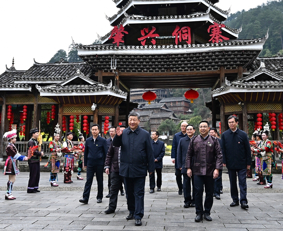 2025年3月17日下午，習(xí)近平在黔東南州黎平縣肇興侗寨考察時，在寨門口向身著民族盛裝歡迎的村民揮手致意。新華社記者 燕雁 攝