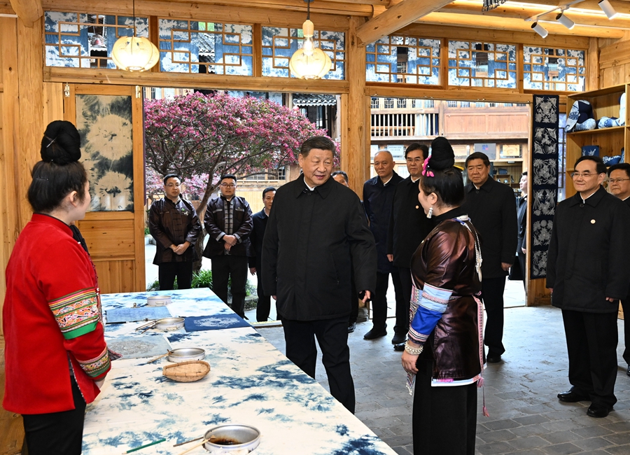2025年3月17日下午，習(xí)近平在黔東南州黎平縣肇興侗寨侗鄉(xiāng)特色產(chǎn)業(yè)基地考察。新華社記者 謝環(huán)馳 攝