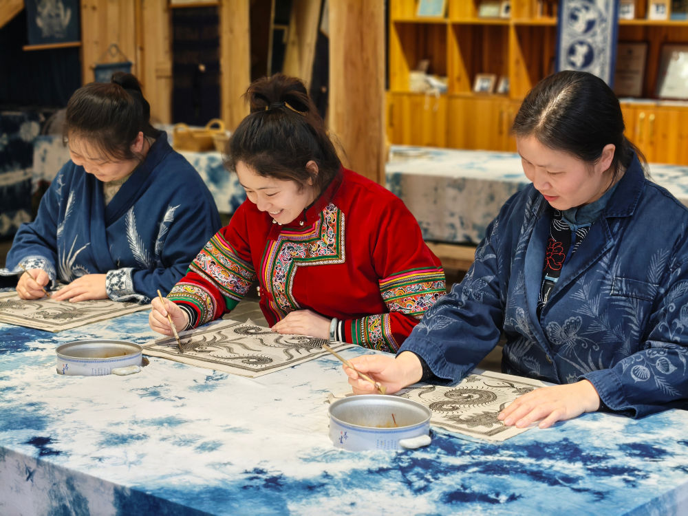 2025年3月14日，村民在肇興侗寨內(nèi)制作蠟染。圖片來源：新華社