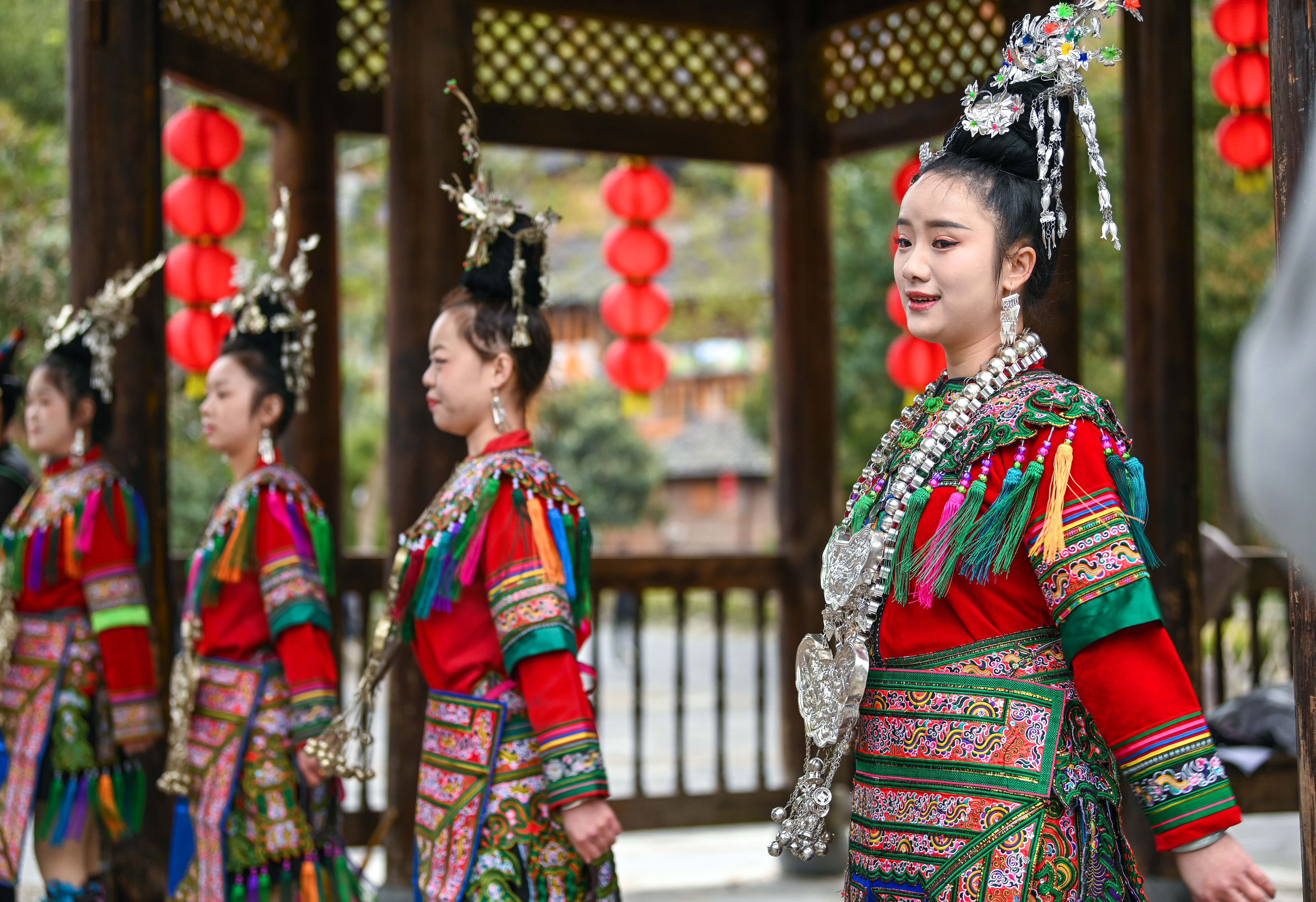 2025年3月18日，侗族群眾在貴州省黎平縣肇興侗寨給游客演唱侗族大歌。