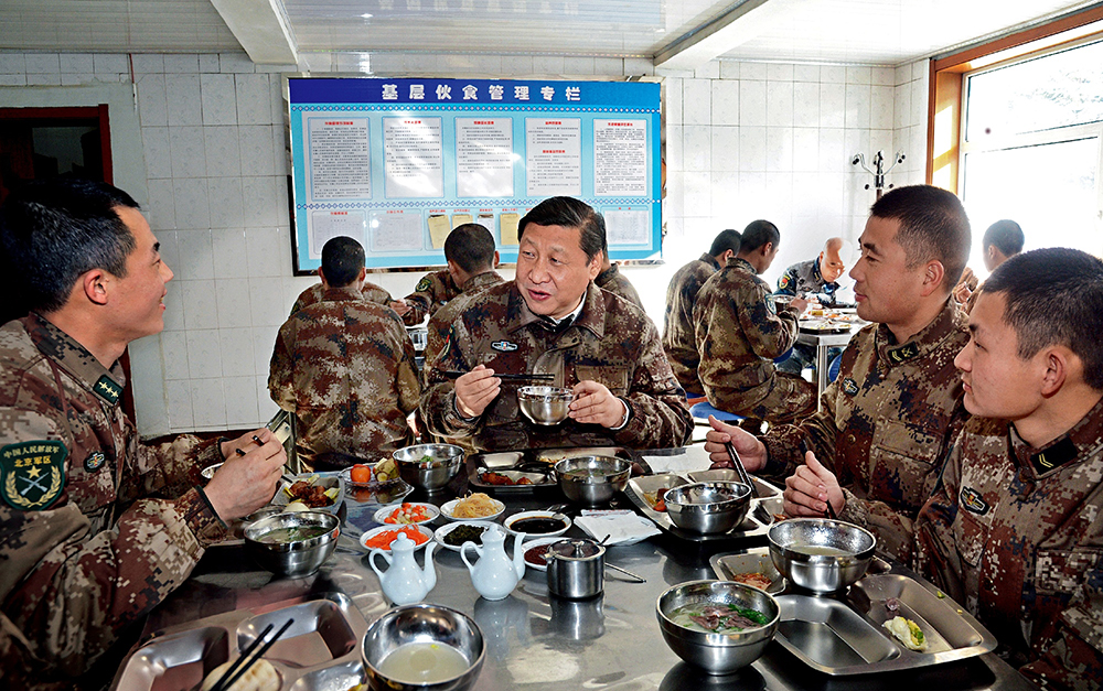 2014年1月26日，習(xí)近平主席專程來到內(nèi)蒙古軍區(qū)邊防某部，親切看望慰問戍邊官兵。這是在連隊食堂，習(xí)近平主席同戰(zhàn)士們一起用餐。