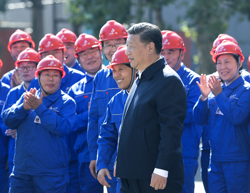 2018年9月26日，在中國一重集團，習近平總書記走到工人中間，同大家親切交流。
