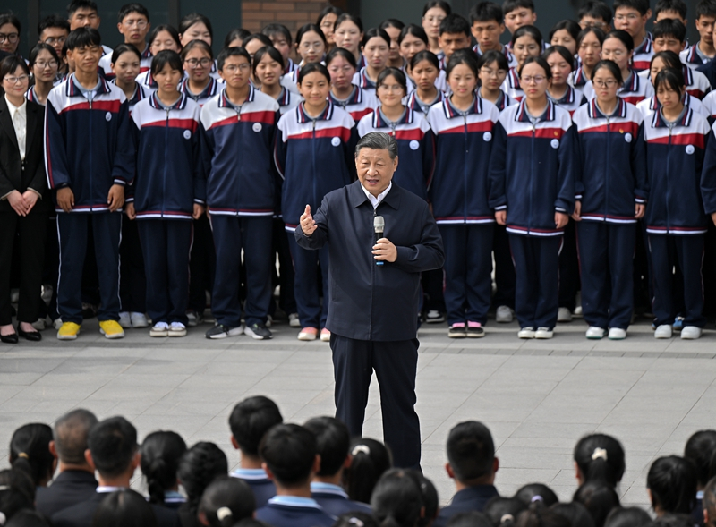 2024年6月18日，習(xí)近平總書記在青海果洛西寧民族中學(xué)考察時(shí)，同師生們親切交流。