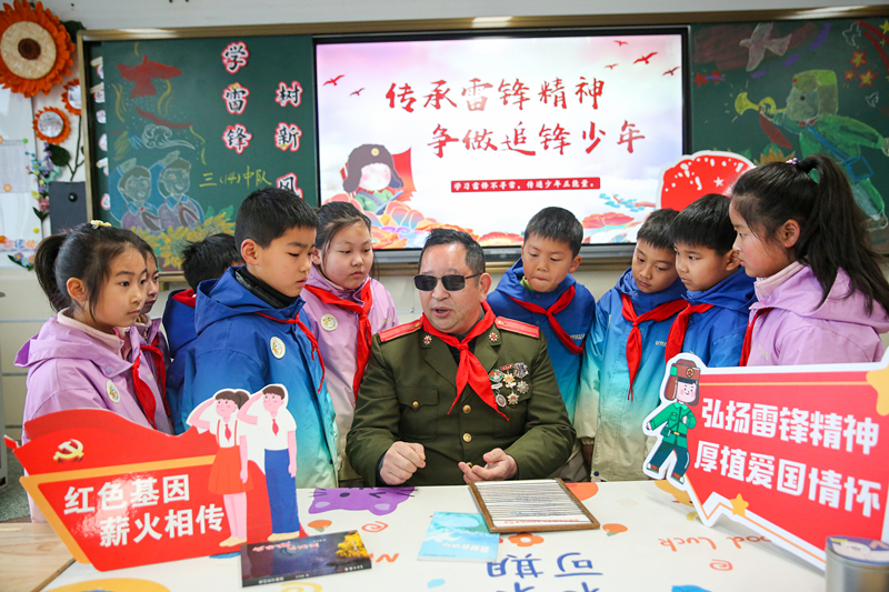 2025年3月3日，江蘇南通如皋市安定小學(xué)里，傷殘軍人許波銀在思政小課堂上向?qū)W生講述雷鋒故事。
