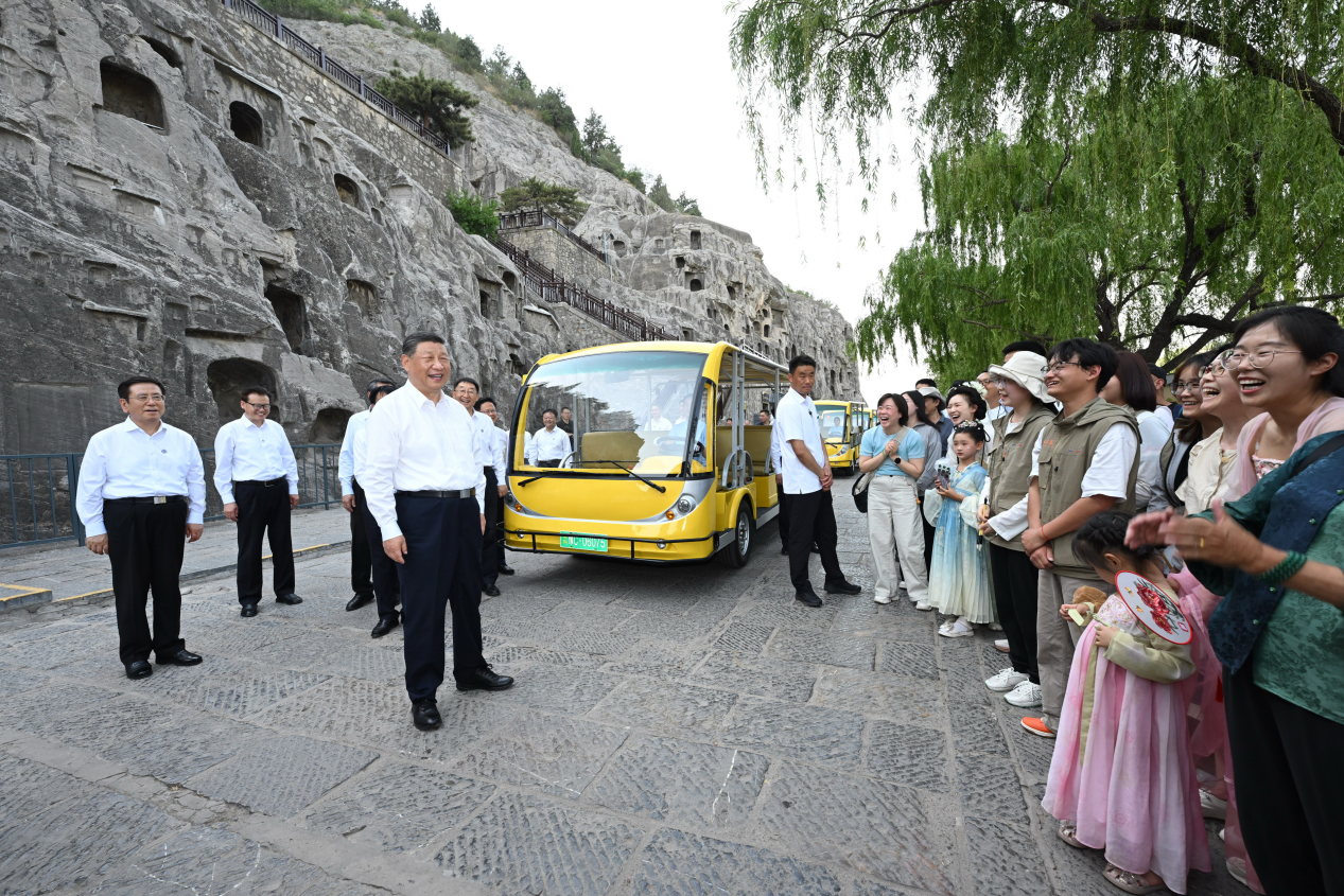 5月19日，習(xí)近平在洛陽龍門石窟考察時(shí)，同游客親切交流。