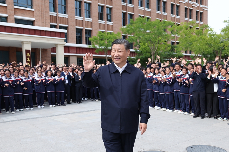 2024年6月18日，習(xí)近平總書記在青海果洛西寧民族中學(xué)考察時，向師生們揮手致意。