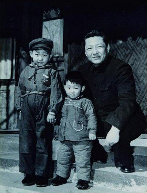 1958年，習(xí)仲勛與兒子習(xí)近平、習(xí)遠(yuǎn)平在一起。