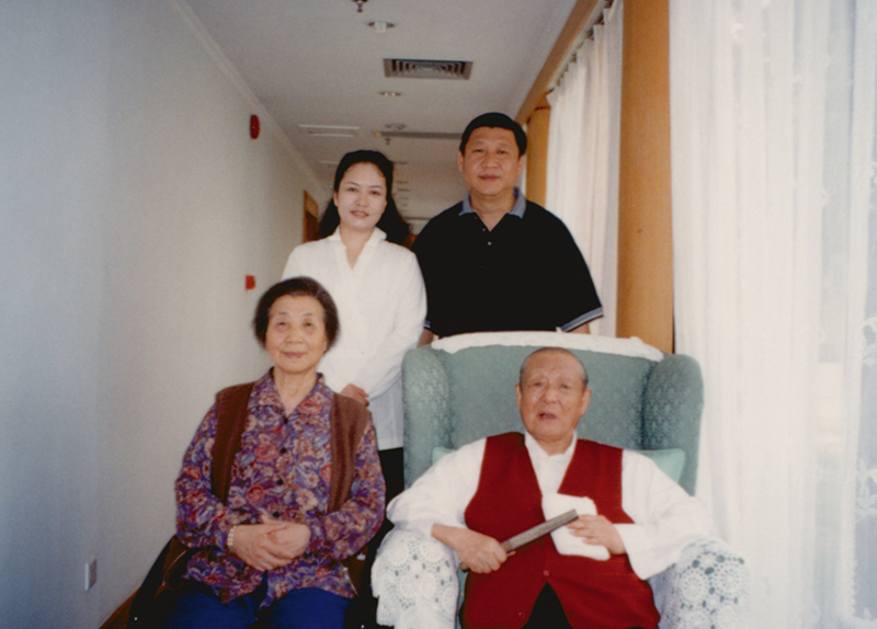 習(xí)近平與夫人彭麗媛同父親習(xí)仲勛、母親齊心的合影。