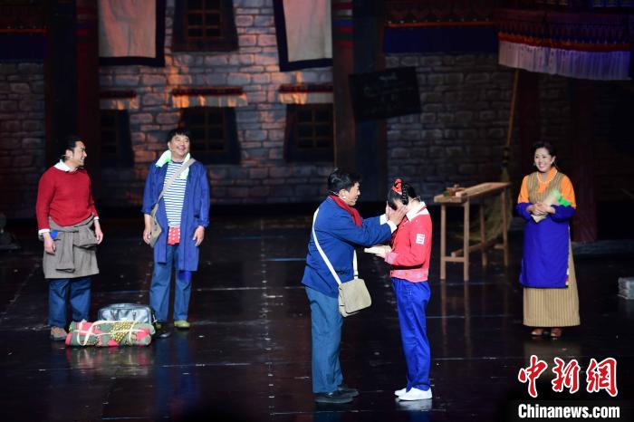圖為西藏本土話劇《八廓街北院》演出現(xiàn)場(chǎng)?！∝暩聛?lái)松 攝