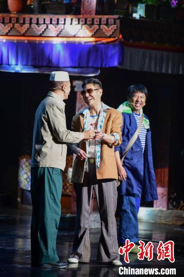 圖為西藏本土話劇《八廓街北院》演出現(xiàn)場(chǎng)?！∝暩聛?lái)松 攝