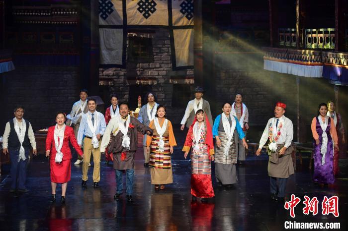 圖為西藏本土話劇《八廓街北院》演出現(xiàn)場(chǎng)?！∝暩聛?lái)松 攝